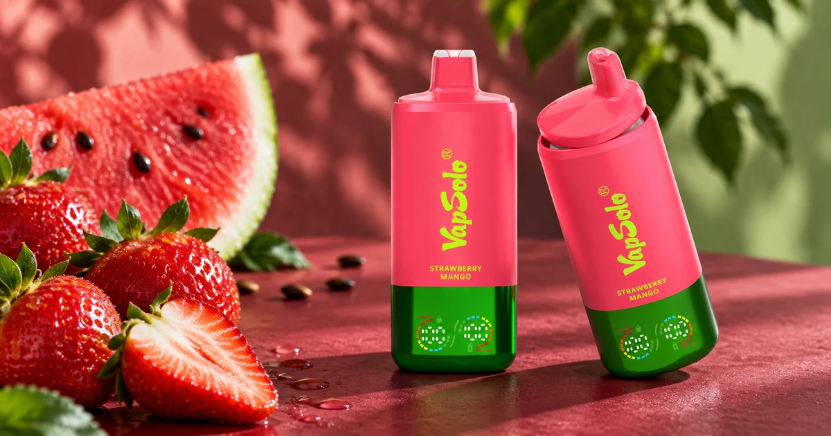 VapSolo Triple Pro 60K con fresas y sandía reales en una escena editorial