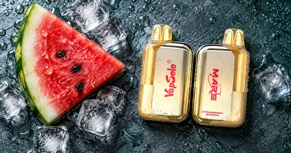 VapSolo MARS 50K con sandía y cubos de hielo reales en una escena editorial